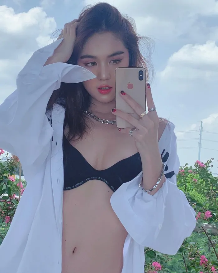 Thế nhưng thay vì phủ nhận hay làm lơ thì Ngọc Trinh lại 'đổ' cho chiếc gương bị méo.