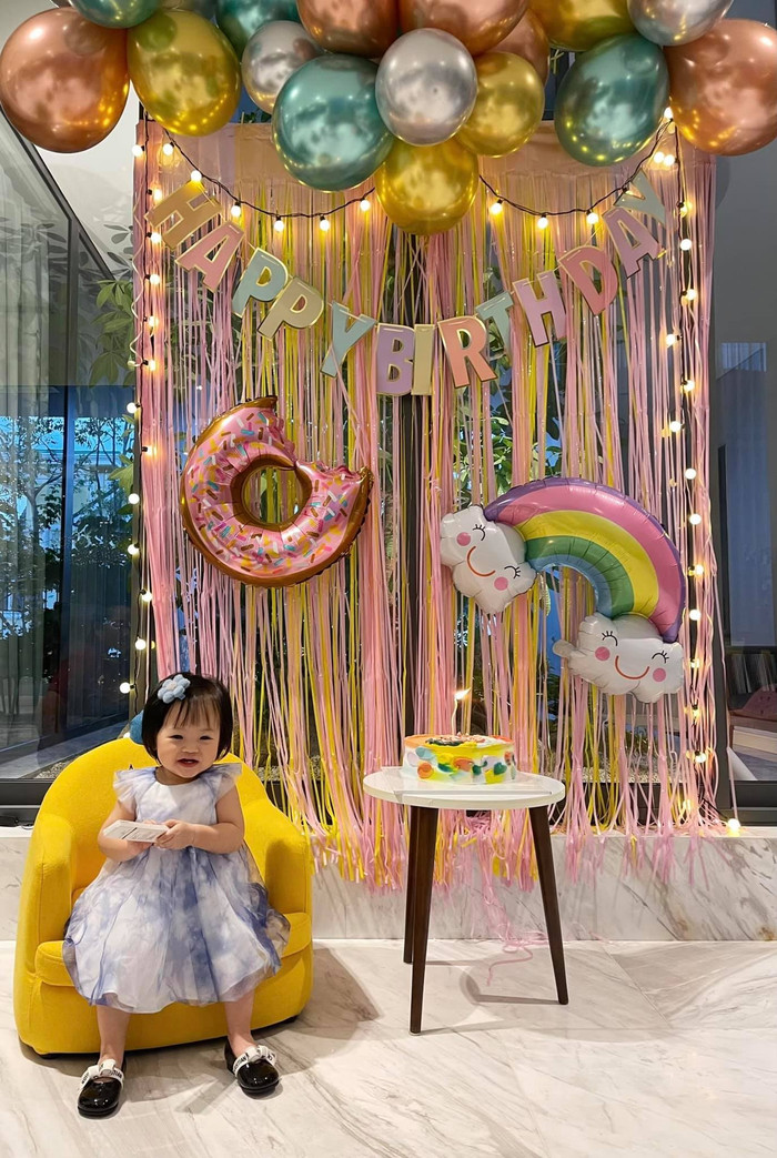 Trong tiệc sinh nhật 1 tuổi, Suchin cũng được mẹ cho mặc váy và mang giày hiệu.