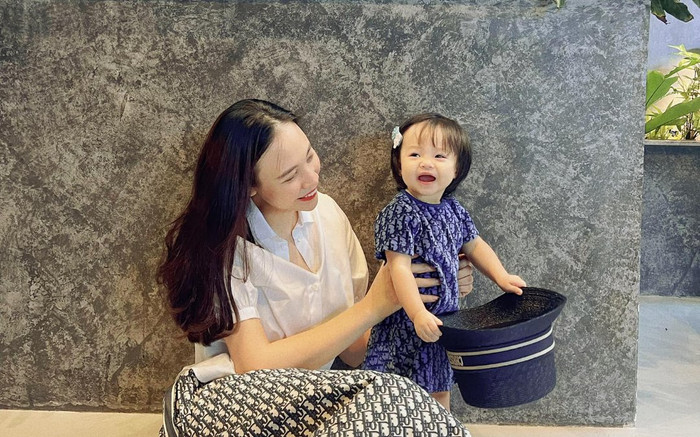Đàm Thu Trang diện đồ hiệu cùng con gái Suchin, cư dân mạng liền 'bắn tim' tới tấp Ảnh 2