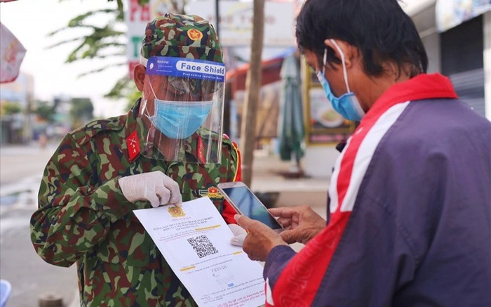 Công an TP.HCM kiểm soát người đi đường bằng mã QR thay giấy đi đường Ảnh 2