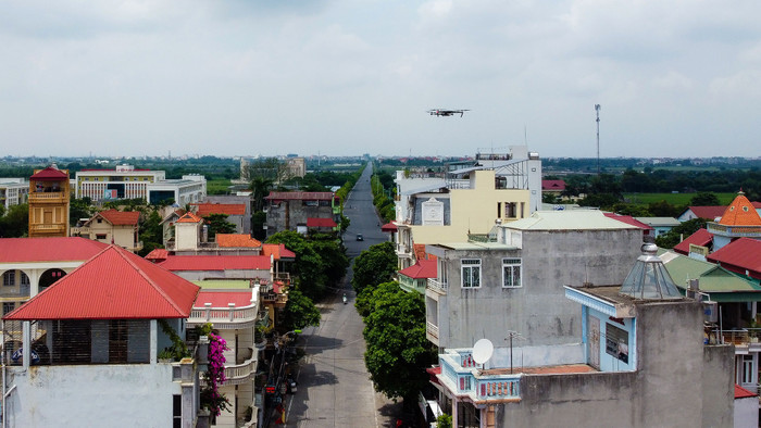UBND xã Tân Hội (huyện Đan Phượng, Hà Nội) đã cho lắp đặt hệ thống camera tại các chốt kiểm dịch và đang đề xuất dùng flycam để giám sát, xử lý những trường hợp vi phạm. Ảnh: Trần Cường/Thanh Niên