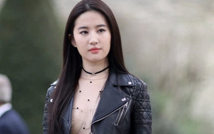 Bắt gặp hình ảnh Lưu Diệc Phi tung tăng dạo phố giữa tin đồn bị 'phong sát ngầm' Ảnh 2