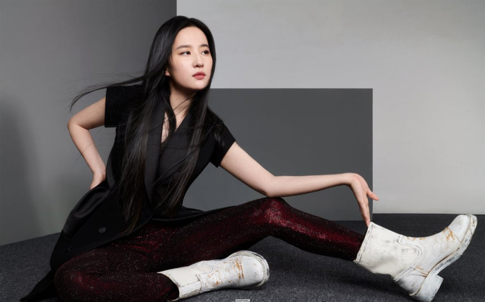 Lưu Diệc Phi mang high fashion xuất hiện trên tạp chí T số Kim Cửu Ảnh 2