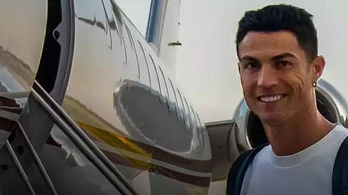 Ronaldo đã đặt chân tới Manchester, cách ly ở biệt thự 7 phòng ngủ Ảnh 1