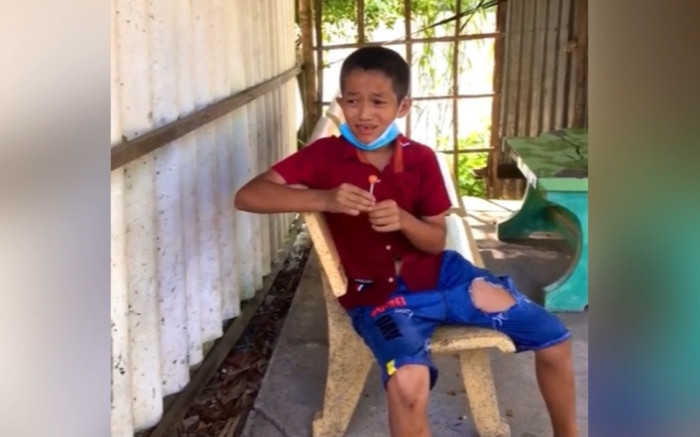 Cậu bé kéo khẩu trang xuống mút kẹo dở thì cán bộ đến hỏi, biểu cảm sau đó khiến ai cũng bật cười Ảnh 2