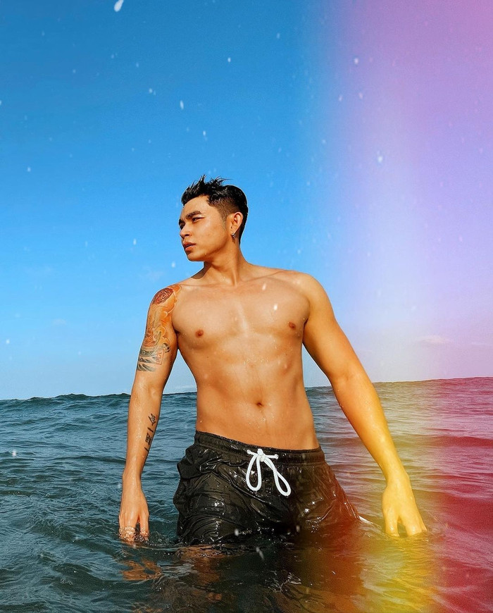 Anh chàng nhiều lần khiến dân tình 'xịt máu mũi' với những bức ảnh khoe thân.
