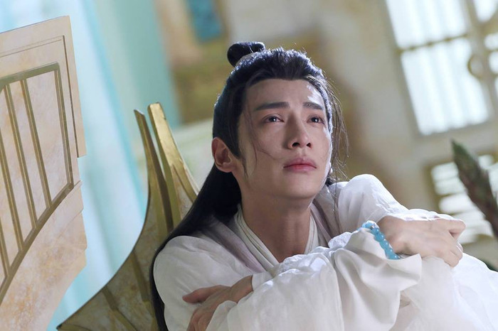 La Vân Hi ốm tong teo 'ngồi xe lăn' như bị quần áo nuốt chửng, còn đâu nam thần cổ trang vạn người mê Ảnh 9