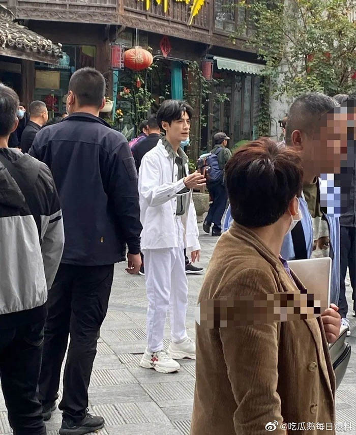 La Vân Hi ốm tong teo 'ngồi xe lăn' như bị quần áo nuốt chửng, còn đâu nam thần cổ trang vạn người mê Ảnh 7