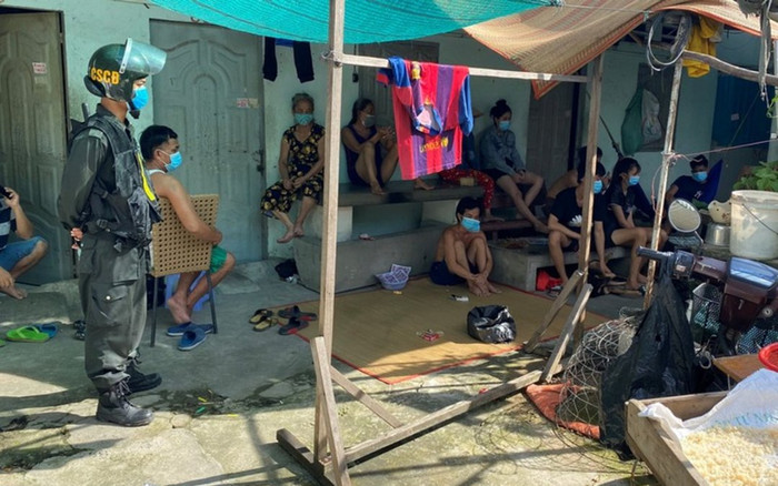 Vừa nhận được tiền hỗ trợ, 13 người tụ tập đánh bạc bị đề nghị xử phạt 180 triệu đồng Ảnh 2