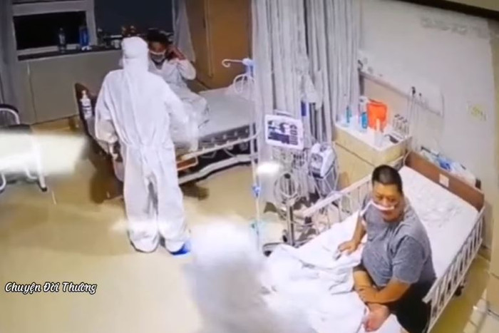 Bác sĩ mặc đồ bảo hộ màu trắng vào thăm khám, nữ bệnh nhân đang ngủ thoáng thấy có người lại gần liền hét thất thanh