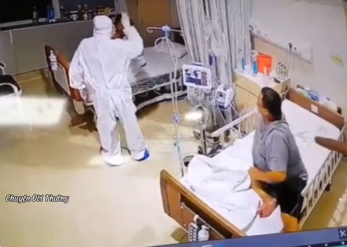 Tiếng hét của người phụ nữ khiến bệnh nhân giường bên cạnh cũng tỉnh giấc. Lúc này, bác sĩ phải giơ tay ra hiệu để trấn an nữ bệnh nhân F0