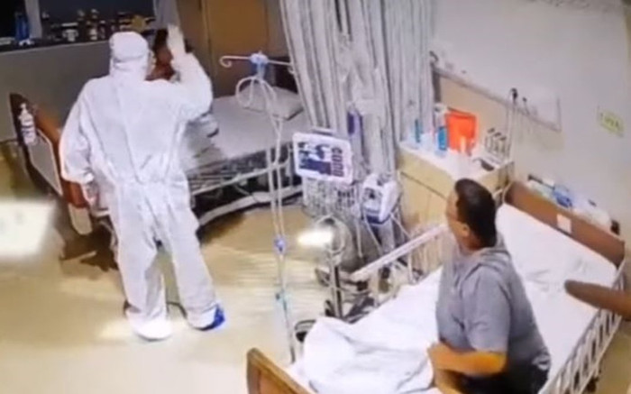 Nữ bệnh nhân F0 bất ngờ la hét khi thấy bóng áo trắng tiến lại gần khiến dân tình cười ngất Ảnh 2