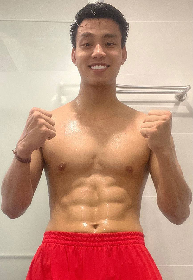 Nguyễn Văn Thanh cũng chẳng hề kém cạnh các cầu thủ khác trong khoản khoe body.