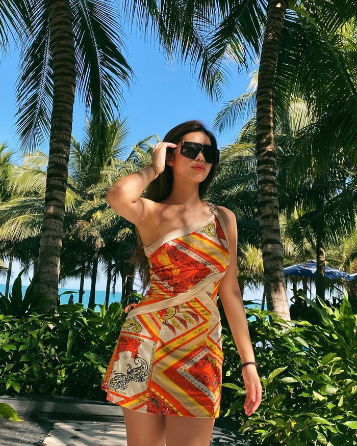 Bất kể là đi sự kiện hay đơn giản đi du lịch, những bộ váy rực rỡ những gam màu đến từ các brand Versace, D&G đều được cô nàng ưa thích 