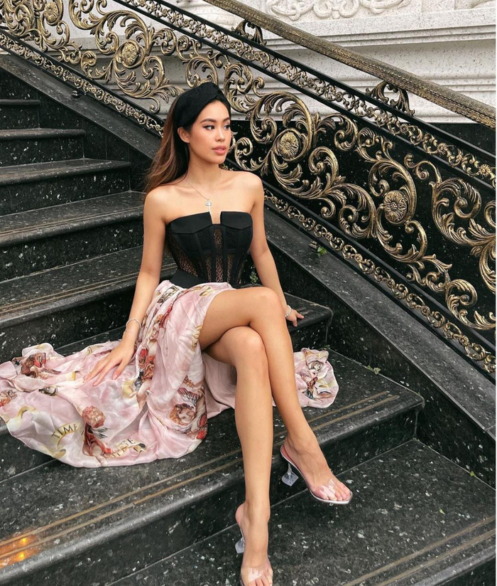 Tiên Nguyễn mặc đầm có phần thân áo corset cùng chân váy xòe đến từ brand Dolce & Gabbana đắt đỏ