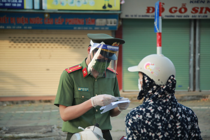 Chốt kiểm soát ra vào 'vùng đỏ' ở Hà Nội chính thức hoạt động Ảnh 12