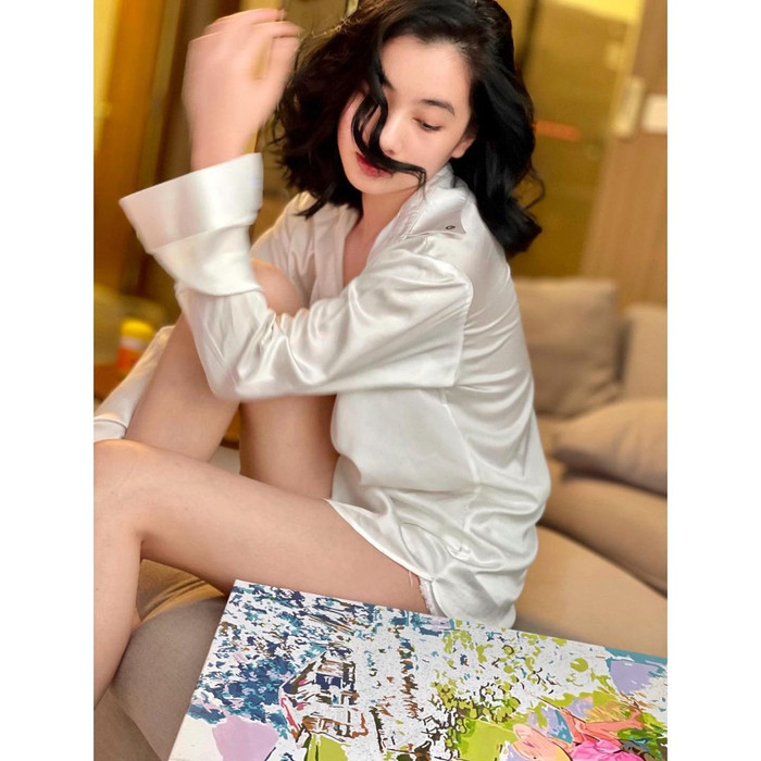 Nhưng rõ ràng vẫn thấy được chiếc short trắng bên dưới nhé, chỉ là Cẩm Đan đang theo mode 'giấu quần' mà thôi. 