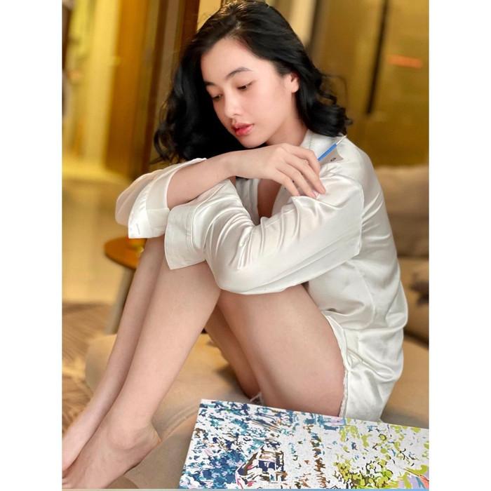 Những bức sau đó lại cực kỳ quyến rũ, táo bạo.