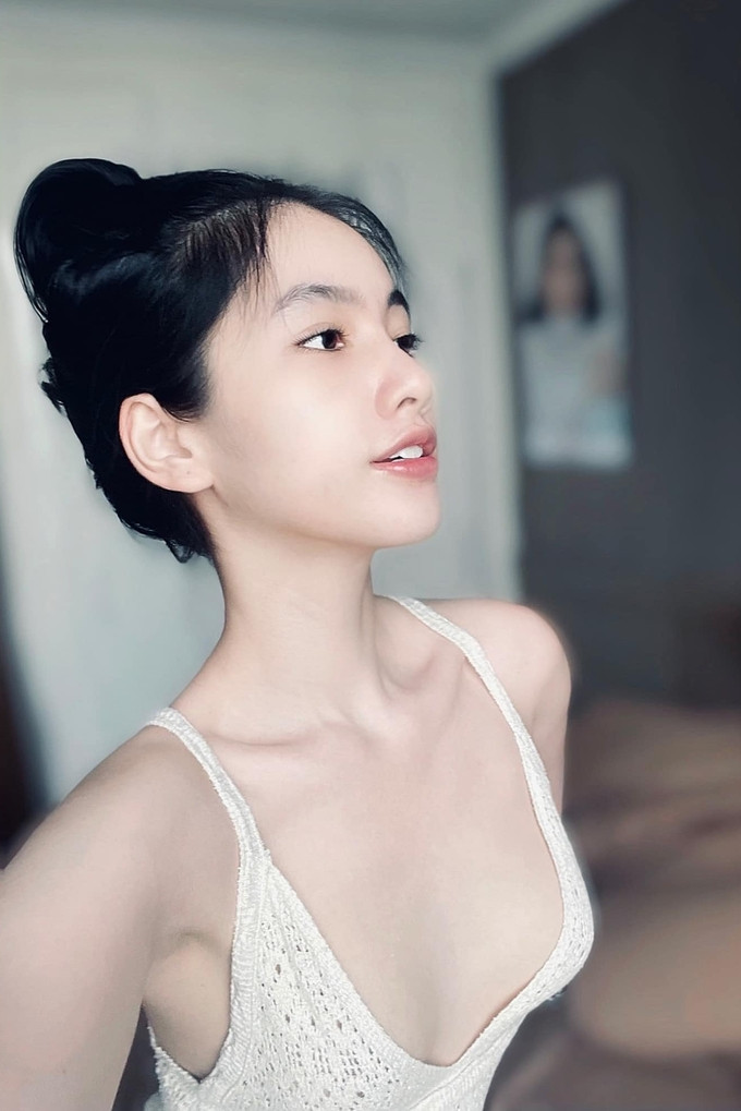 Cẩm Đan từng chia sẻ, cô ăn mặc khá thoáng và thoải mái khi ở nhà để thoải mái, làm việc, vận động.