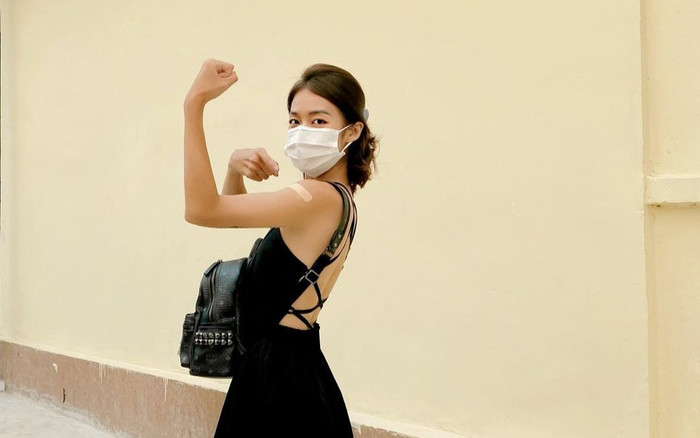 Khả Ngân mặc váy khoe lưng trần đi tiêm vác xin, lộ diện sau khi tuột cân không kiểm soát Ảnh 2