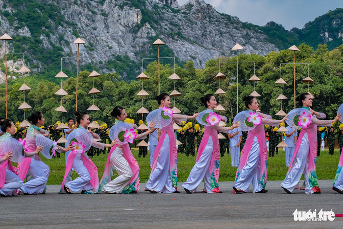 Ngoài ra, nhiều tiết mục văn nghệ mang đậm bản sắc dân tộc cũng được các nghệ sĩ quân đội thể hiện trước bạn bè quốc tế - Ảnh: NAM TRẦN