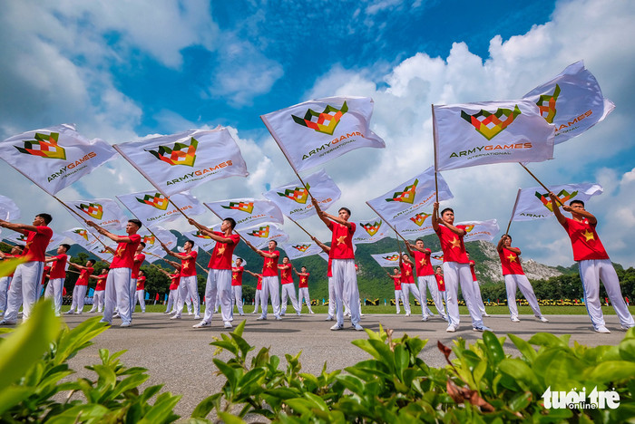 Sau lễ trao giải là phần chương trình nghệ thuật Nhịp cầu hữu nghị - Ảnh: NAM TRẦN