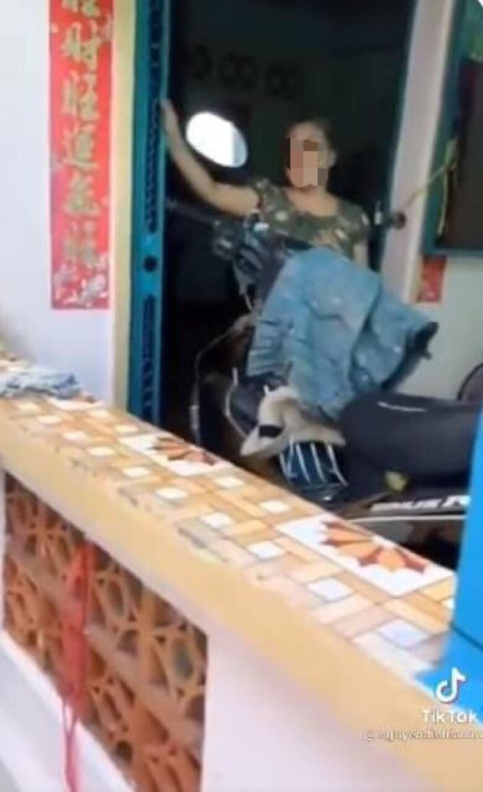 Người mẹ của bé trai trong đoạn clip 