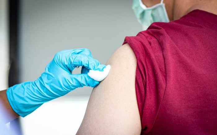 Tại sao không nên chà xát hoặc xoa bóp vùng da sau khi tiêm vaccine? Ảnh 2