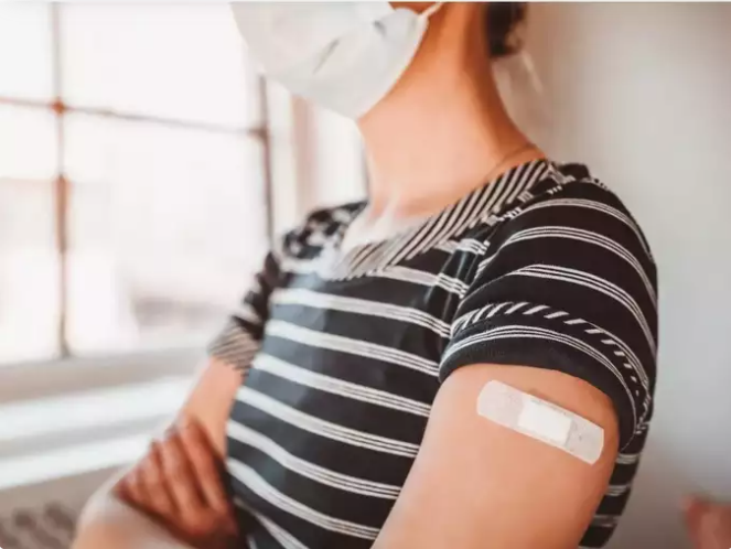Tại sao không nên chà xát hoặc xoa bóp vùng da sau khi tiêm vaccine? Ảnh 4