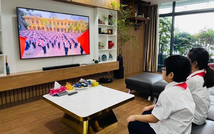Học sinh mặc đồng phục nghiêm chỉnh dự lễ khai giảng đặc biệt, ai ở đâu khai giảng ở đó Ảnh 2