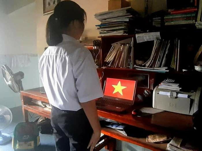 Sáng nay, nhiều học sinh và phụ huynh thức dậy từ sớm, chuẩn bị trang phục và tinh thần để chào đón năm học mới 2021-2022. Ảnh: Nguyễn Anh Trung