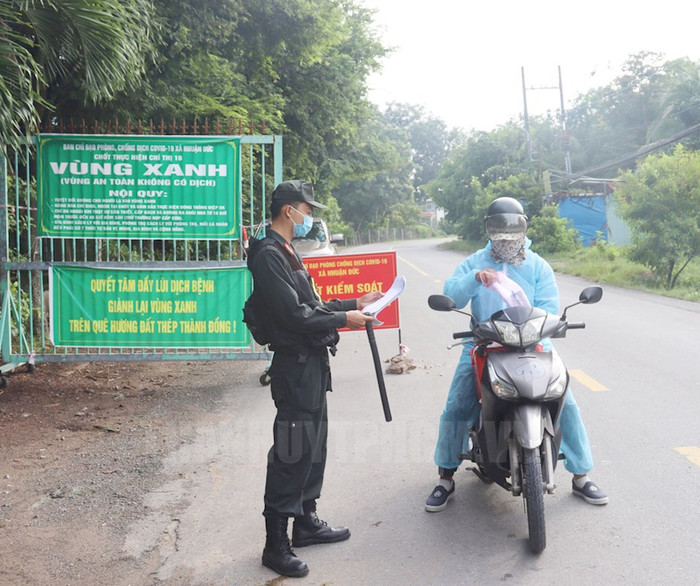 Lực lượng kiểm soát người đi đường tại vùng xanh xã Nhuận Đức, huyện Củ Chi. Ảnh: Trang tin điện tử Đảng Bộ TP.HCM