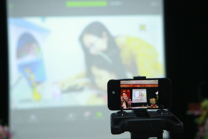 Phụ huynh học sinh tại lễ khai giảng ở Hà Nội: 'Lần đầu tiên tôi chứng kiến suốt từng đó năm đi học' Ảnh 10