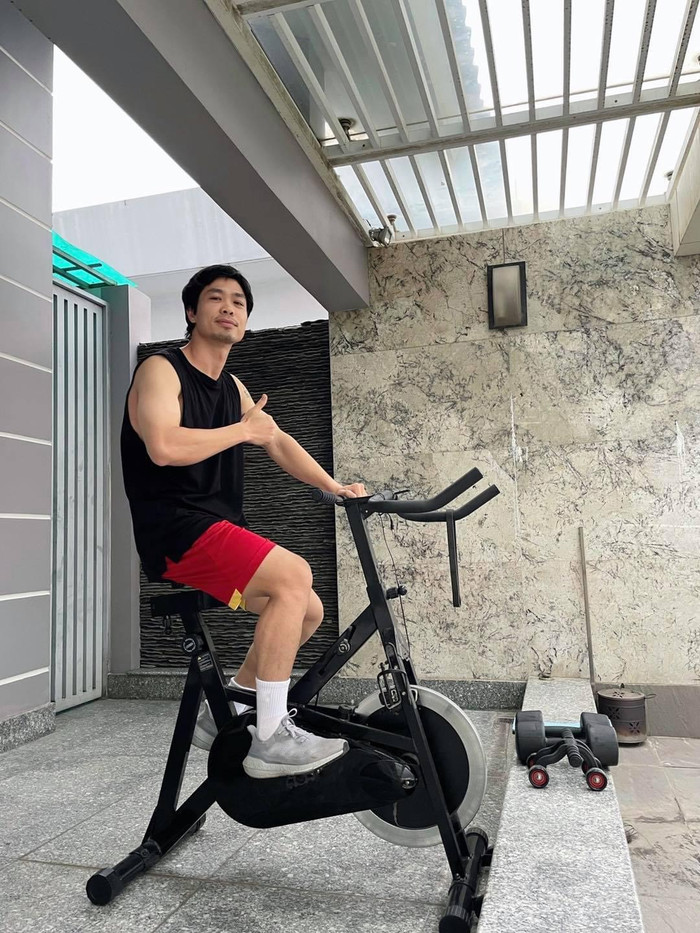 Công Phượng khoe cơ bắp cuồn cuộn như Ronaldo khi chăm chỉ tập thể thao tại nhà.