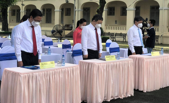 Trong lễ khai giảng tại trường THPT chuyên Lê Hồng Phong, Ban tổ chức dành một phút mặc niệm cho người đã mất vì Covid-19. Ảnh: NQ.