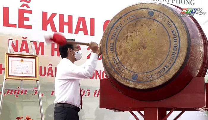 Ông Phan Văn Mãi đánh trống khai giảng năm học mới. Ảnh: HTV9.