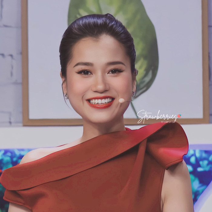 Lâu lâu cô chuyển sang phong cách thanh lịch, nữ tính với những dáng váy lệch vai cách tân 