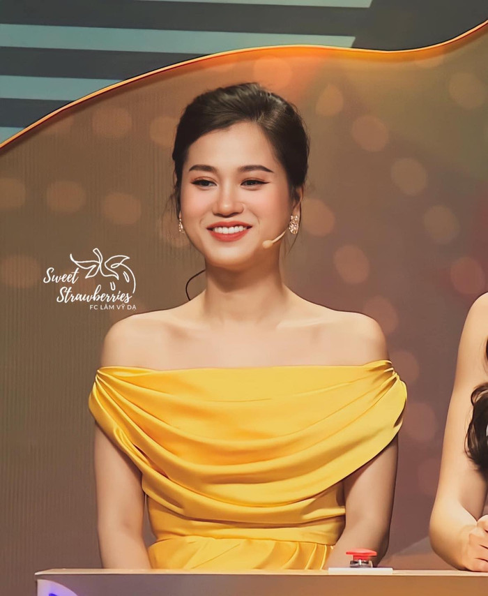 Khoe xương quai xanh quyến rũ trong kiểu váy vàng trễ vai.