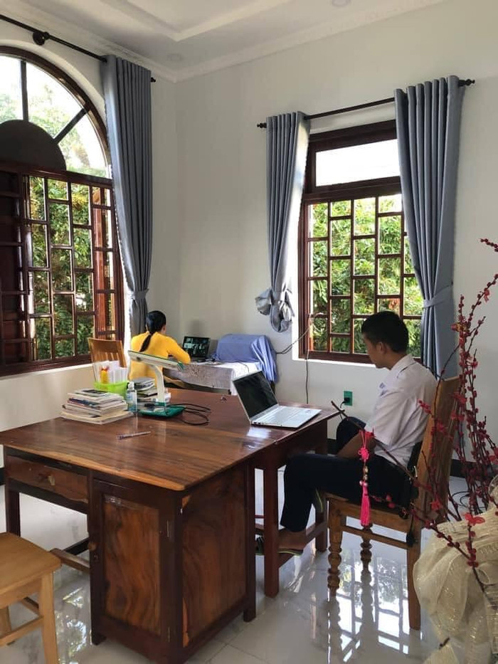 Bức ảnh thấy ngay sự đặc biệt: 'Nhà có hai mẹ con cùng khai giảng'. Ảnh: Duc Minh Truong Huu
