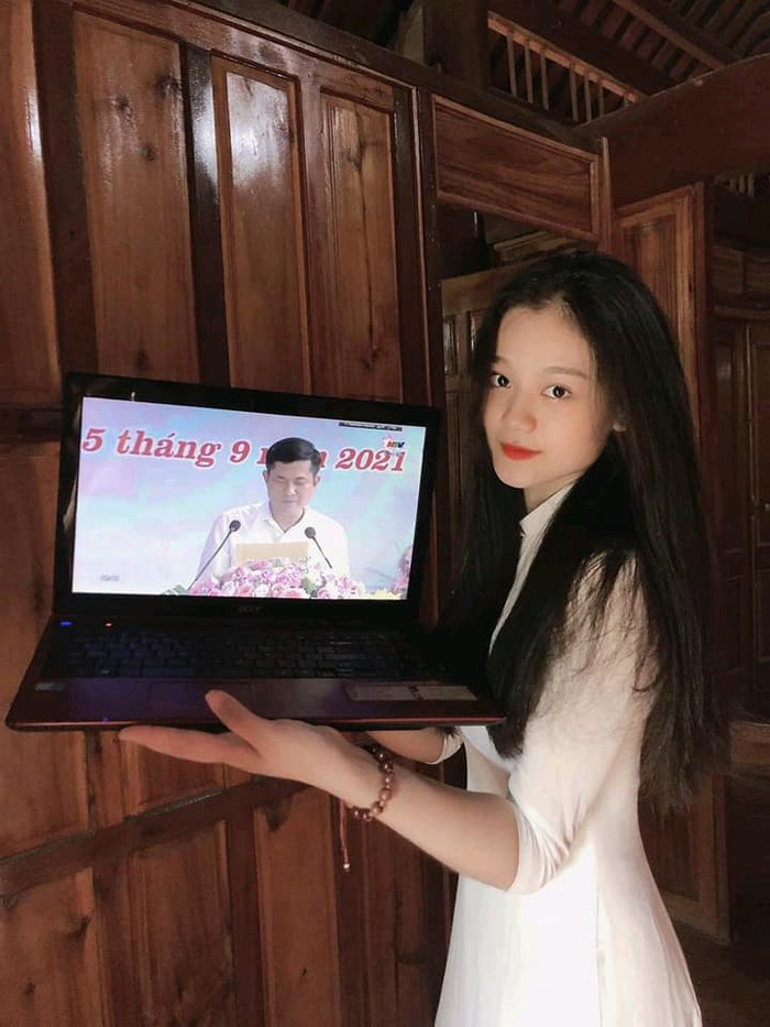 Cô bạn cực xinh xắn trong tà áo dài trắng trong ngày khai giảng đặc biệt. Ảnh: Minh Triều Anh