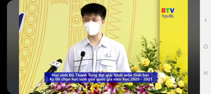 Theo dõi khai giảng trên truyền hình thì cũng vẫn không quên ngắm trai đẹp. Ảnh: Nguyễn Kim Khánh