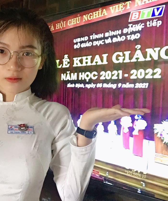 Cô bạn này còn diện áo dài, đeo huy hiệu rất nghiêm túc. Ảnh: Thanh Hưng