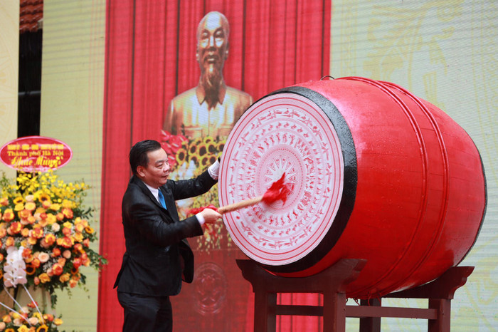 Chủ tịch UBND TP Hà Nội Chu Ngọc Anh đánh trống khai giảng năm học mới