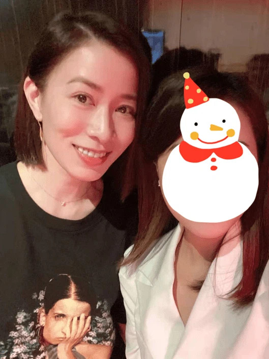 Dù không trang điểm đậm nhưng làn da của Xa Thi Mạn hầu như không có tì vết, vùng cổ căng mịn và không có dấu hiệu tuổi tác.