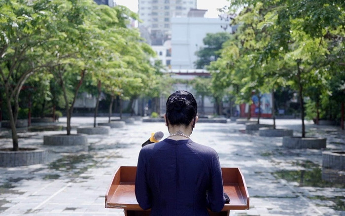 Gây tranh cãi về hình xăm trên cổ trong bức ảnh lễ khai giảng đặc biệt, cô Văn Thùy Dương nói gì? Ảnh 2