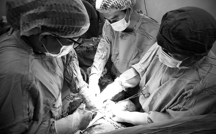 Sản phụ vỡ tử cung kết hợp nhau tiền đạo và bé sơ sinh trong bụng nặng hơn 3,4kg được cứu thành công Ảnh 2