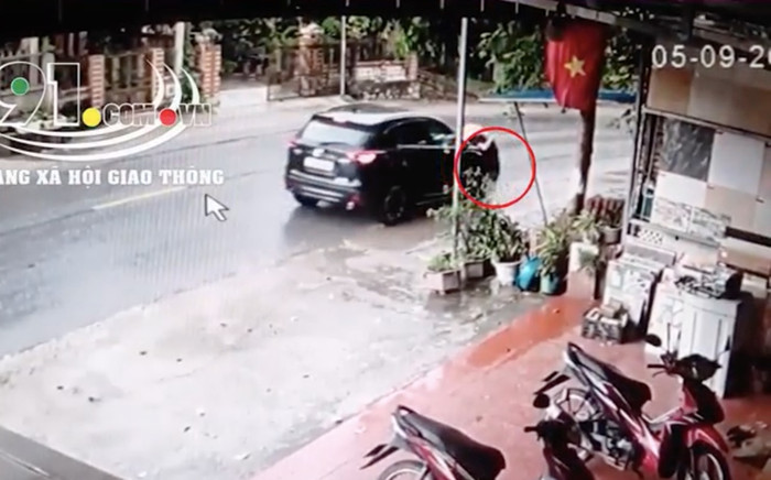 Khoảng khắc ô tô phóng tốc độ cao húc văng người phụ nữ trên đường, hành xử của tài xế sau đó gây bức xúc Ảnh 2