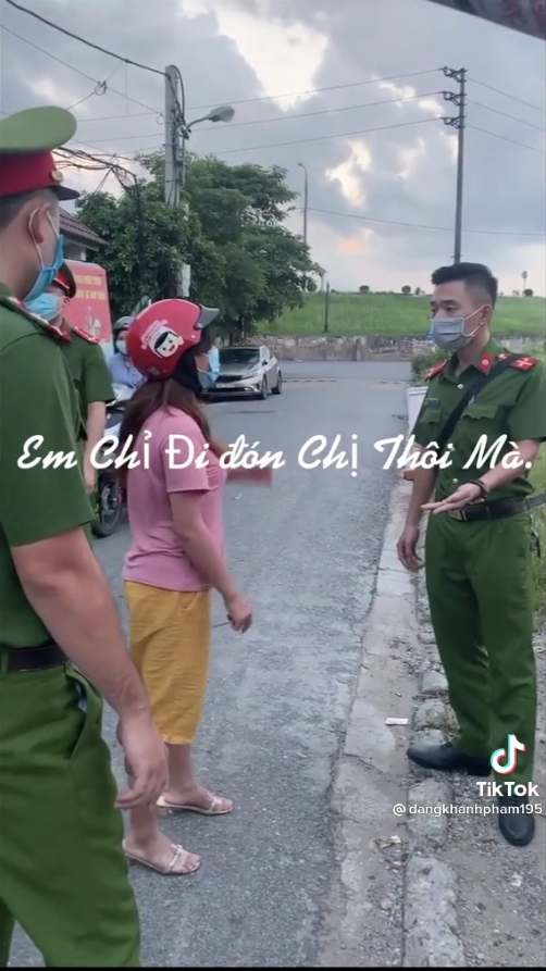 Lực lượng chức năng giải thích cho người phụ nữ hiểu quy định.