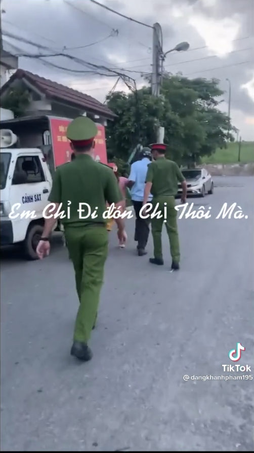 Người này sau đó bị 'bế' lên phường để làm việc.