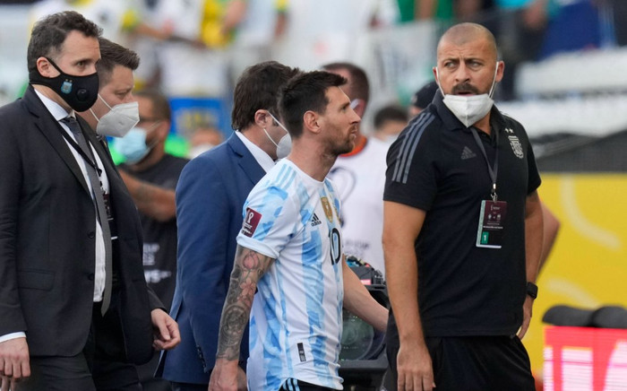 Vì sao đại chiến Brazil vs Argentina bị dừng chỉ sau 8 phút bóng lăn? Ảnh 2